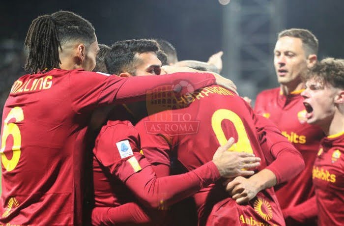 Abraham Esulta gol con compagni Spezia-Roma 22012023