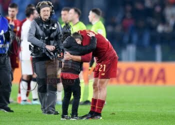 Dybala Abbraccia bambino Roma-Genoa 12012023