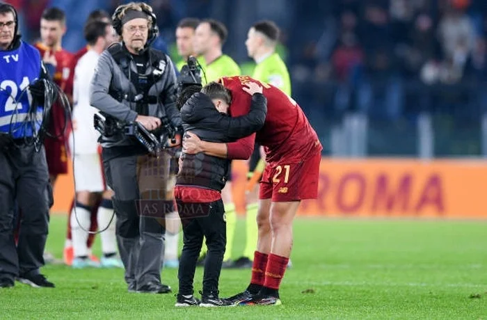 Dybala Abbraccia bambino Roma-Genoa 12012023