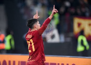 Dybala Esulta gol tifosi Roma-Genoa 12012023