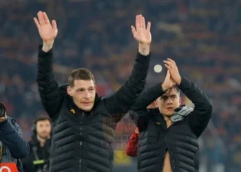 Dybala e Belotti Salutano fine partita Roma-Salisburgo 2 23022024