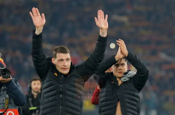 Dybala e Belotti Salutano fine partita Roma-Salisburgo 2 23022024