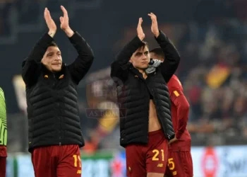 Dybala e Belotti Salutano fine partita Roma-Salisburgo 23022024