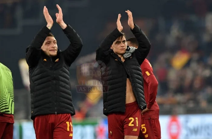 Dybala e Belotti Salutano fine partita Roma-Salisburgo 23022024