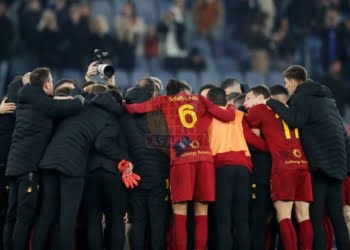 Mourinho Abbraccio con squadra Roma-Verona 19022023