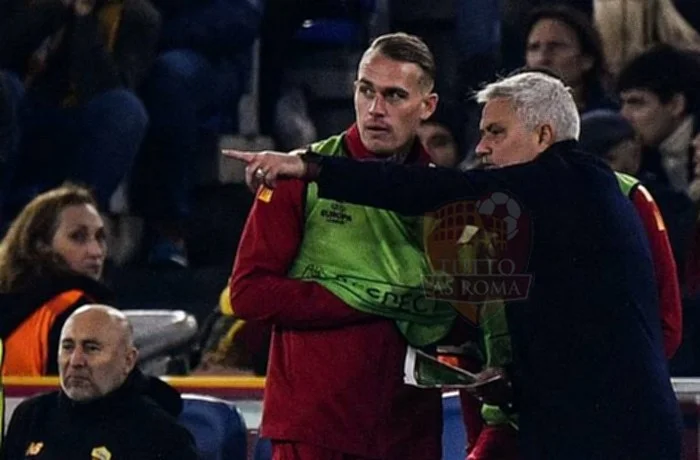 Mourinho e Karsdorp Panchina Roma-Salisburgo 23022023