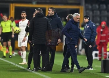 Mourinho Discute l'espusione Cremone-Roma 3 28022023