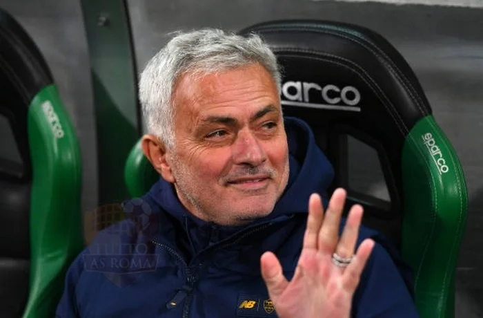 Mourinho Panchina sorridente Sassuolo-Roma 09112022