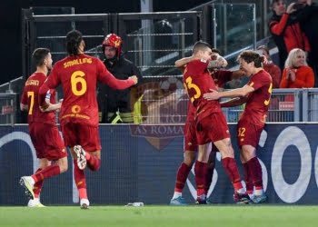 Bove Esulta gol con i compagni Roma-Udinese 16042023