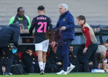 Dybala Esce infortunio Mourinho consola Feyenoord-Roma 13042023