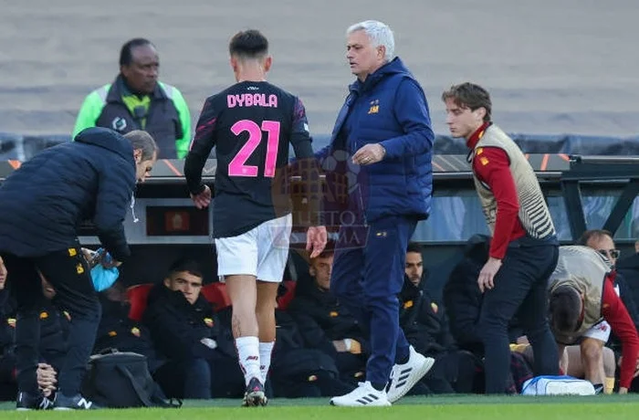 Dybala Esce infortunio Mourinho consola Feyenoord-Roma 13042023