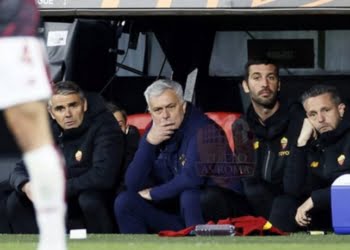 Mourinho Panchina con Foti e Nuno Santos Feyenoord-Roma 13042023