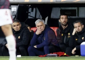 Mourinho Panchina con Foti e Nuno Santos Feyenoord-Roma 13042023