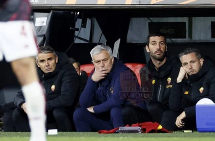 Mourinho Panchina con Foti e Nuno Santos Feyenoord-Roma 13042023