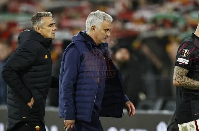 Mourinho e Nuno Santos Panchina Feyenoord-Roma 13042023