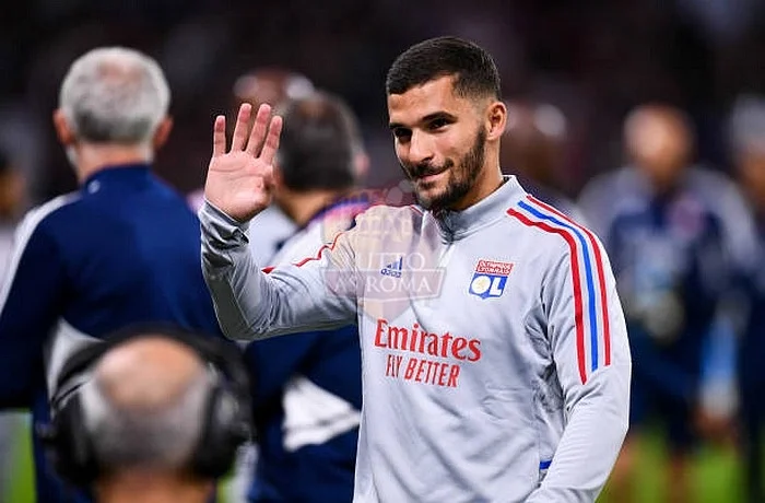 Aouar Riscaldamento saluta