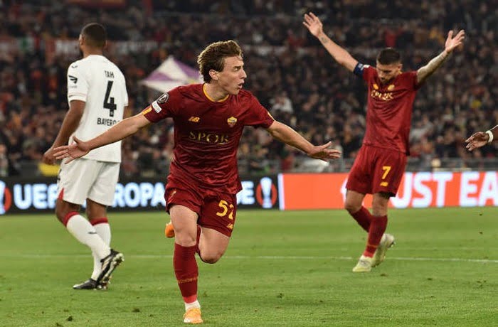 Bove Esulta gol Roma-Bayer Leverkusen 2 11052023
