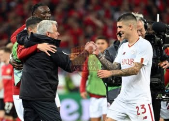 Mourinho Esulta con Mancini Bayer Leverkusen-Roma 18052023