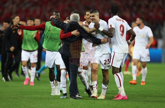 Mourinho Esulta con Mancini e Abraham Bayer Leverkusen-Roma 18052023