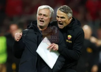 Mourinho Esulta con Nuno Santos al termnine di Bayer Leverkusen-Roma 18052023