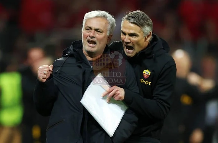 Mourinho Esulta con Nuno Santos al termnine di Bayer Leverkusen-Roma 18052023