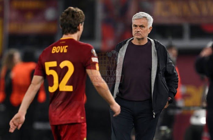 Mourinho e Bove Roma-Bayer Leverkusen 11052023