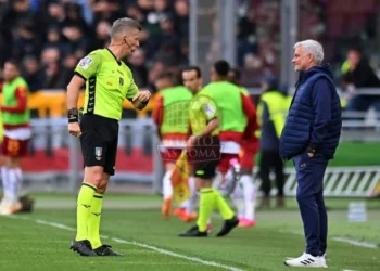 Mourinho e Orsato Bologna-Roma 14052022