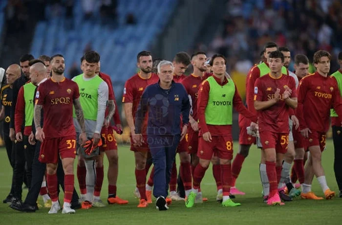 Mourinho e la squadra sotto la Curva Sud Roma-Inter 2 06052023