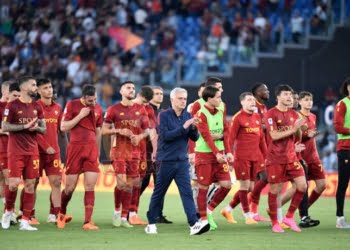 Mourinho e la squadra sotto la Curva Sud roma-Inter 06052023