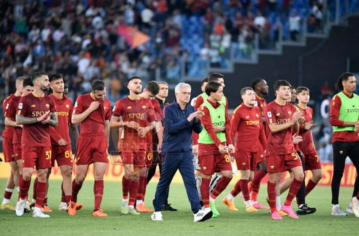 Mourinho e la squadra sotto la Curva Sud roma-Inter 06052023