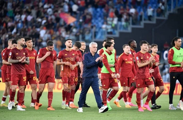 Mourinho e la squadra sotto la Curva Sud roma-Inter 06052023