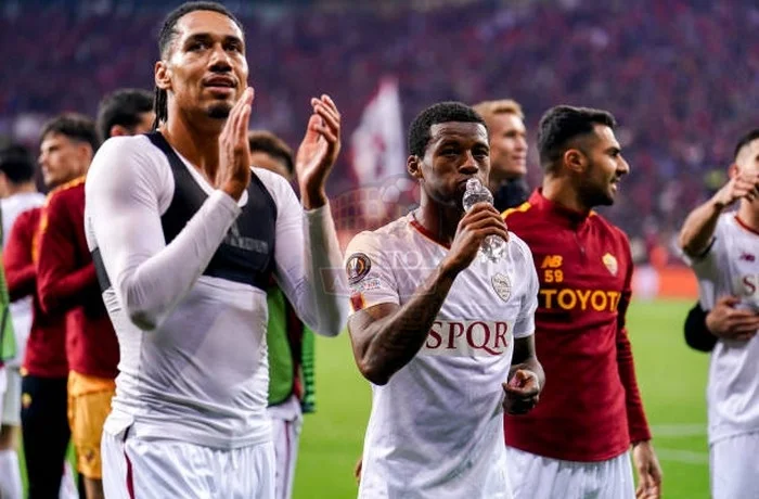 Smalling e Wijnaldum Esultano sotto settore ospiti Bayer Leverkusen-Roma 18052023