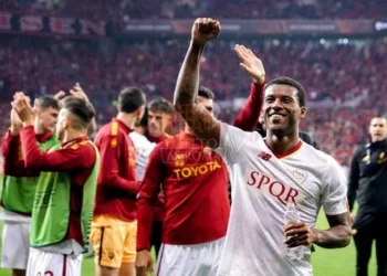 Wijnaldum e la squadra festeggia sotto i tifosi Bayer Leverkusen-Roma 19052023