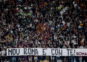 Mourinho Striscione Roma-Spezia 04062023