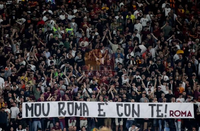 Mourinho Striscione Roma-Spezia 04062023