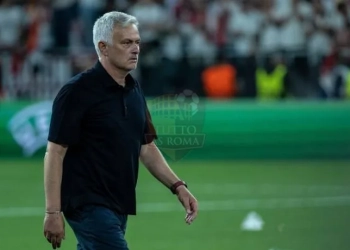 Mourinho cammina in campo dopo partita Siviglia-Roma 31052023