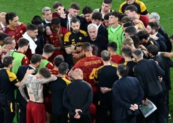 Mourinho con giocatori dopo partita Siviglia-Roma 31052023
