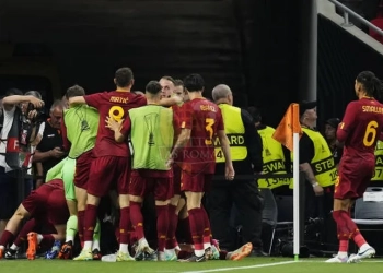 Mourinho con giocatori momento rigori Siviglia-Roma 31052023