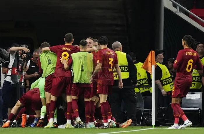 Mourinho con giocatori momento rigori Siviglia-Roma 31052023