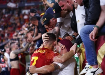 Pellegrini sotto curva tifosi Siviglia-Roma 31052023