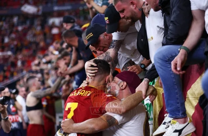 Pellegrini sotto curva tifosi Siviglia-Roma 31052023