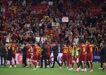 Squadra Roma sotto tifosi Siviglia-Roma 31052023