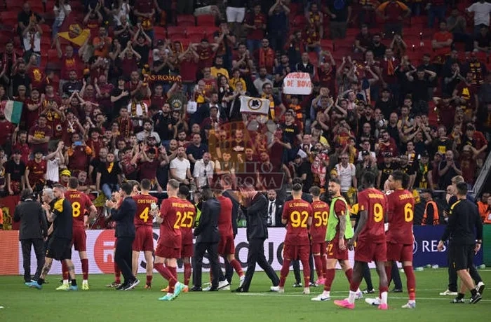 Squadra Roma sotto tifosi Siviglia-Roma 31052023