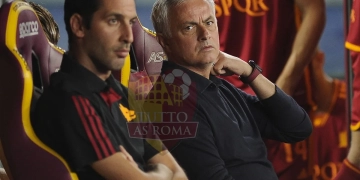 Mourinho e Foti Panchina pensierosi