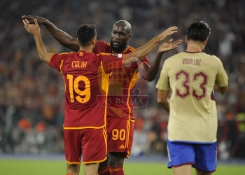 Lukaku e Celik Abbraccio dopo gol Roma-Servette 05102023