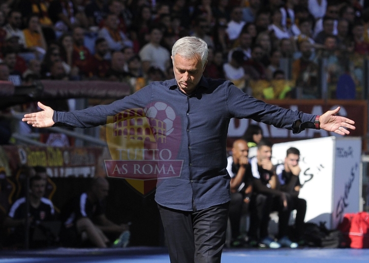 Mourinho Panchina Allarga le braccia Roma-Monza 22102023