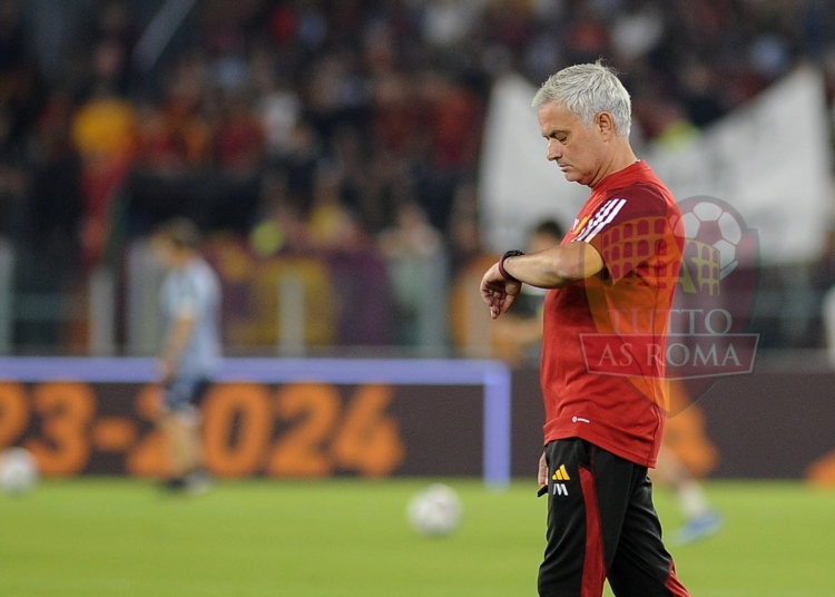 Mourinho Riscaldamento Guarda l'orologio