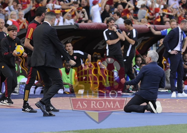 Mourinho Esulta in ginocchio Roma-Monza 22102023