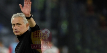 Mourinho Panchina Saluta