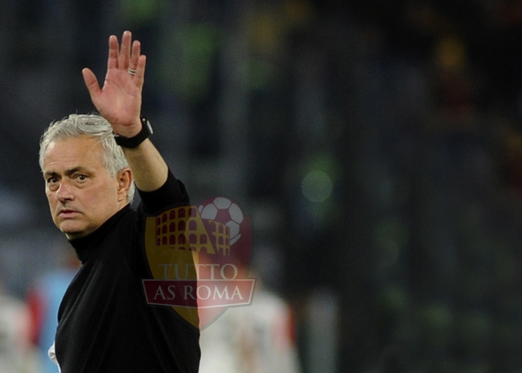 Mourinho Panchina Saluta